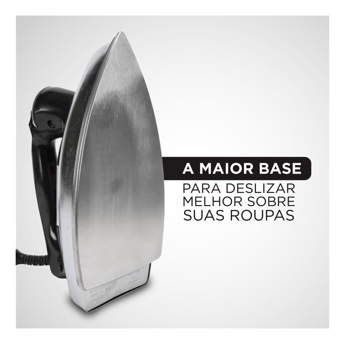 Ferro Black+Decker VFA1110 em uso, mostrando o conforto do cabo