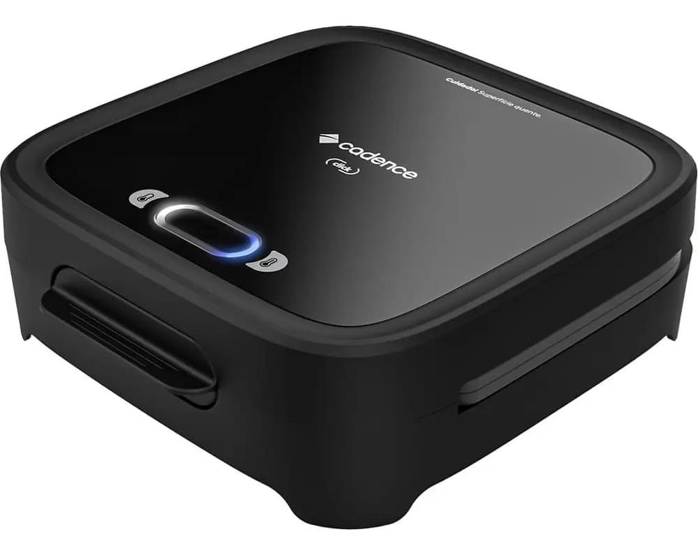 Sanduicheira Cadence SAN400 em uso preparando sanduíche