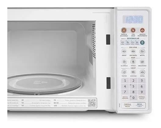 Micro-ondas Electrolux 20L Branco MTO30 em uso, exibindo um prato